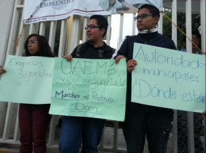 Estudiantes de UAEM. Protesta en Ecatepec.