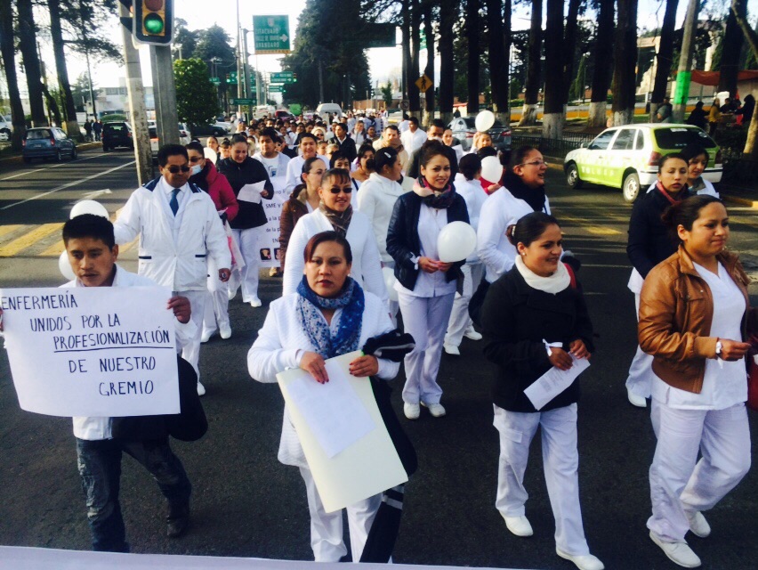 Protesta de enfermeros. Piden reconocimiento.