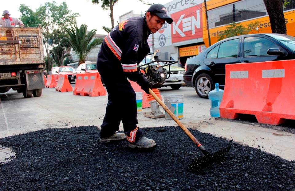 Pavimentación de calles. Mejoramiento urbano. Foto Especial.