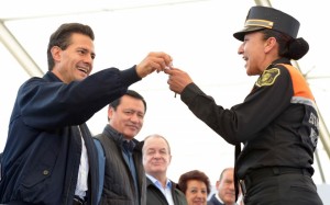Peña Nieto. Entrega de patrullas y lumunarias. Foto Presidencia.
