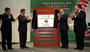Peña Nieto y Carlos Peralta. Cercanía bajo sospecha. Foto Presidencia.