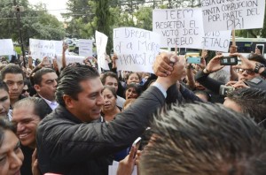 El candidato panista en Toluca, Juan Rodolfo Sánchez, en protesta en el IEEM. Foto : Agencia MVT