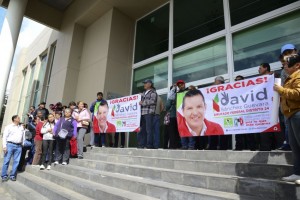 Manifestación de apoyo al alcalde fuera de los juzgados. Foto archivo, Agencia MVT