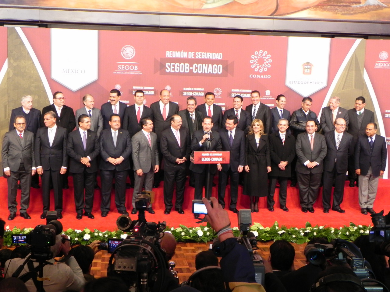 Plantean gobernadores crear «Policía Estatal Única» y dejar a municipios «guardias administrativas»