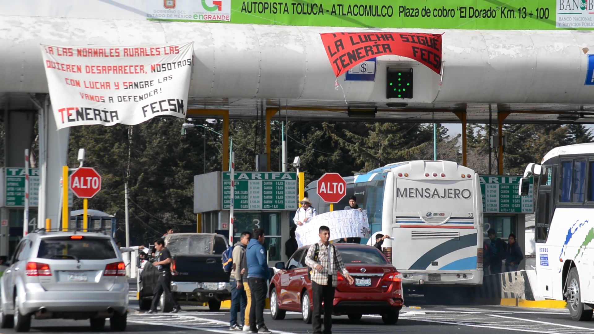 Estudiantes de Tenería toman casetas para protestar por aumento en gasolinas