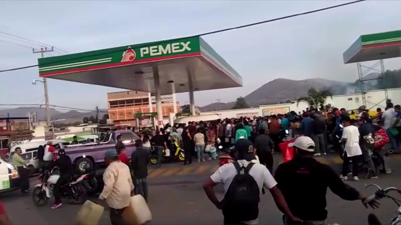Bloqueos en Periférico Norte; comienza saqueo de pipas y gasolineras en Edomex