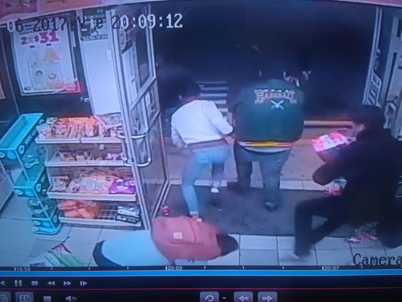 Detiene Policía Municipal de Toluca a 46 jóvenes por saqueo de un Oxxo