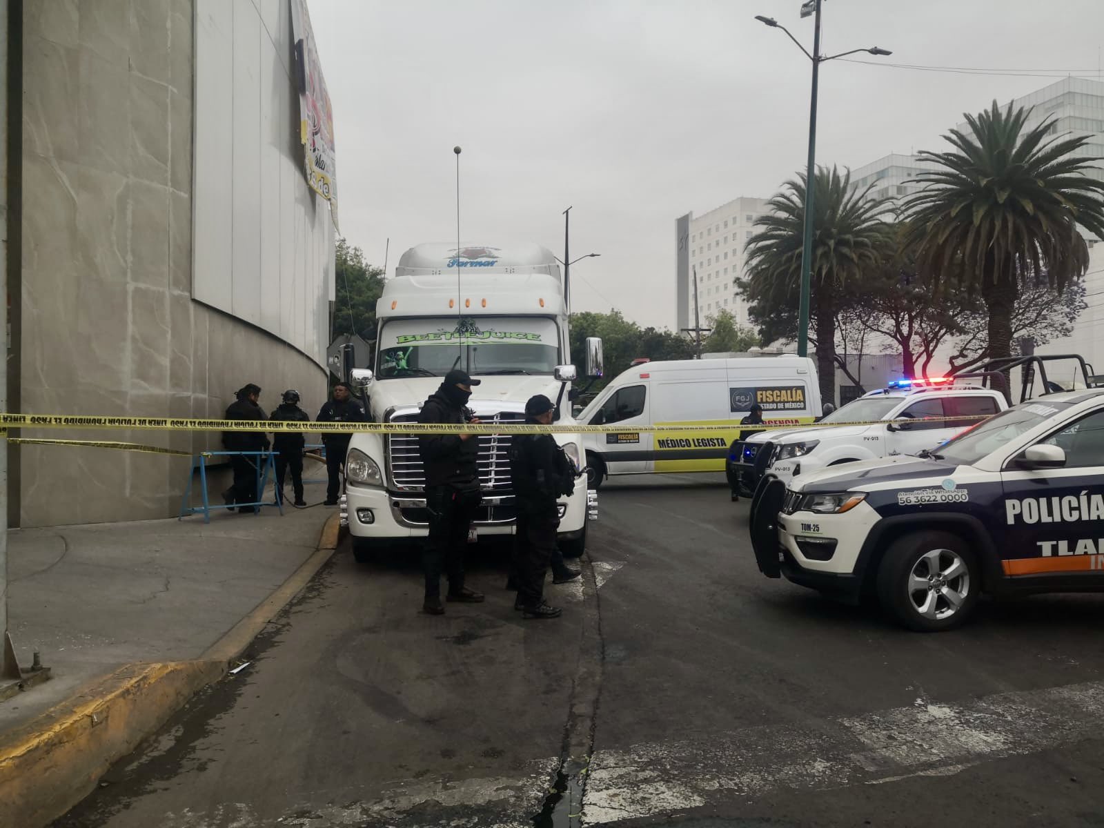Acribillan a dos personas afuera de un hotel en el centro de Tlalnepantla