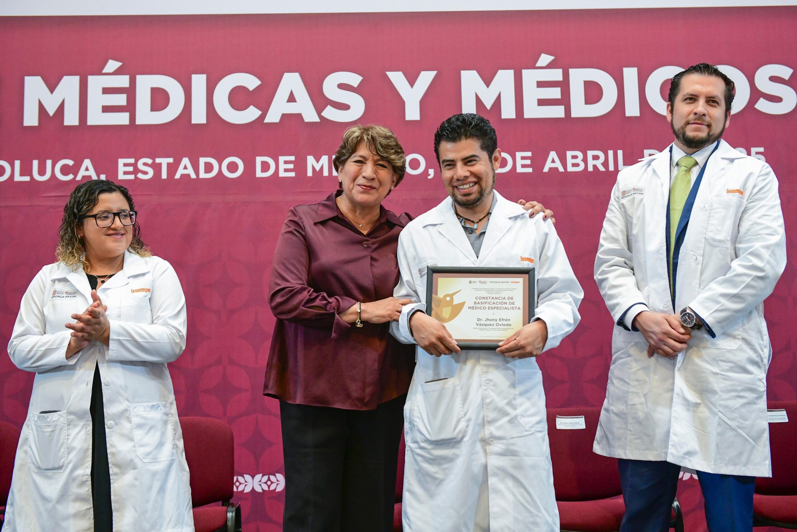 Entrega Delfina Gómez Álvarez basificaciones a médicos del ISSEMYM