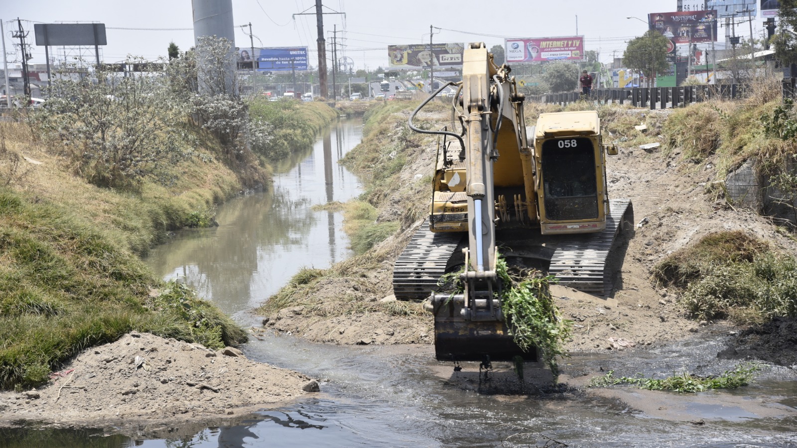Previene CAEM inundaciones; retira más de mil 200 toneladas de azolve en canal de San Mateo Atenco 