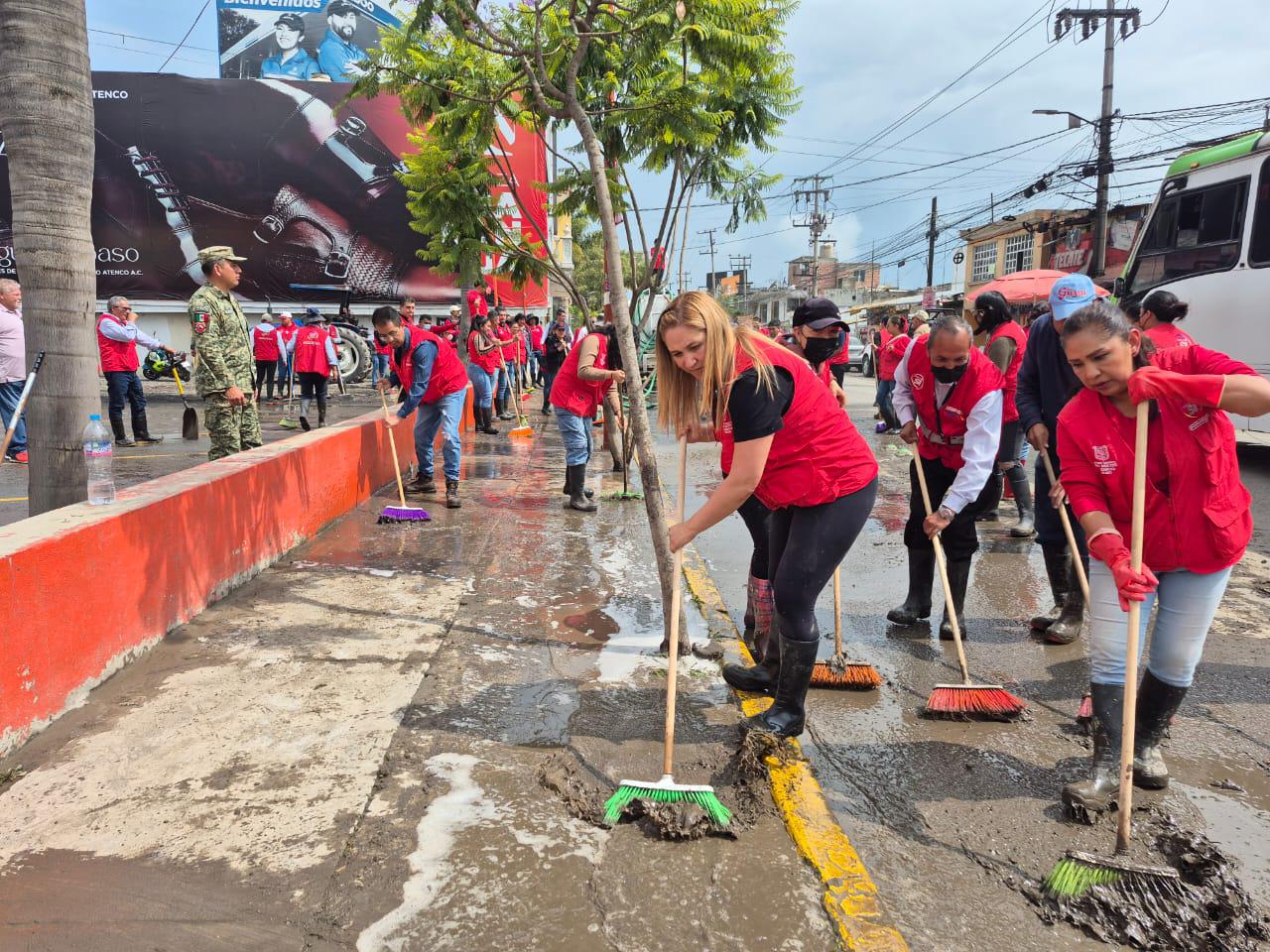 Gobierno de San Mateo Atenco limpia calles y ayuda a familias afectadas por lluvias intensas