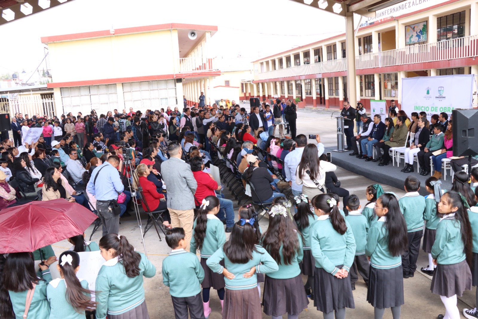 Rehabilitan auditorio escolar en beneficio de 2 mil estudiantes de Zinacantepec