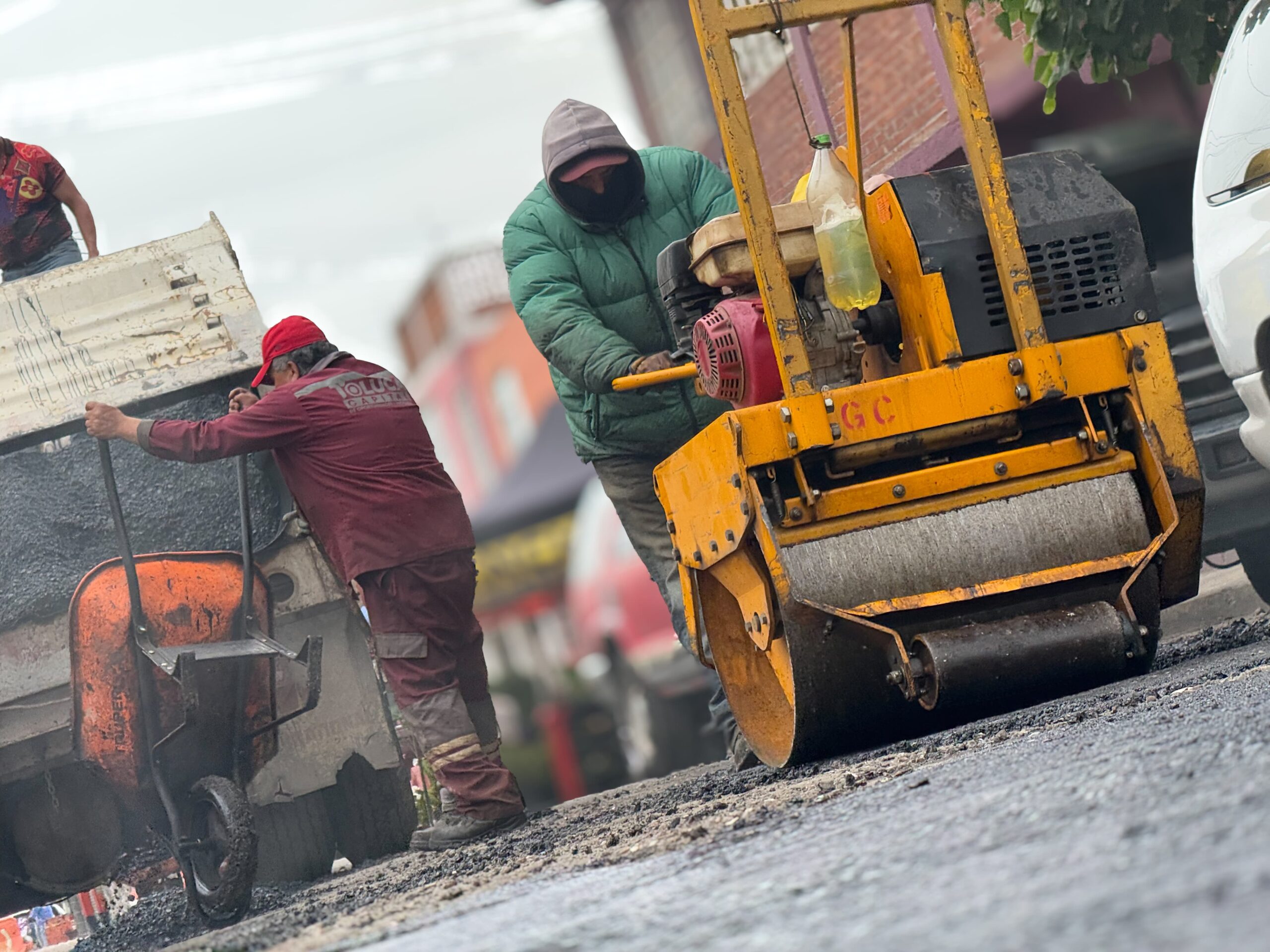 Inician trabajos de bacheo en vialidades de gran flujo vehicular de Toluca