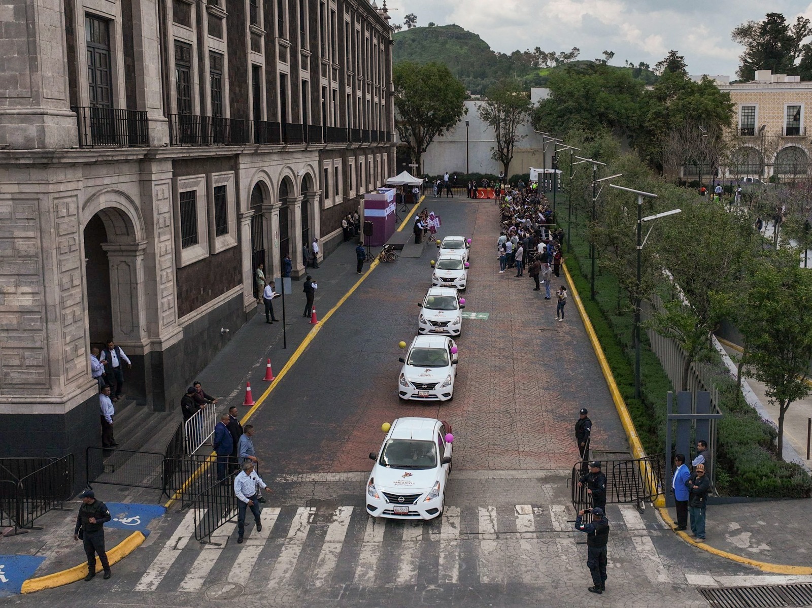Entrega Delfina Gómez seis unidades para traslados médicos del Edomex