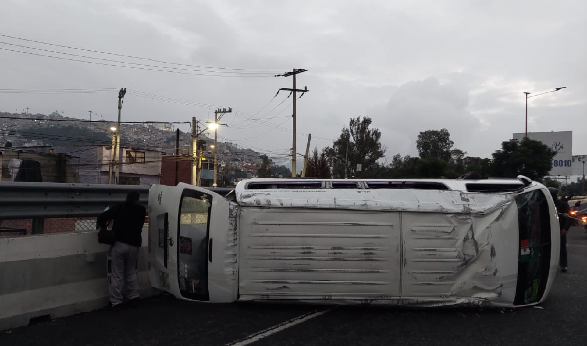 Vuelca combi de pasajeros en la México-Pachuca; 12 lesionados y un muerto