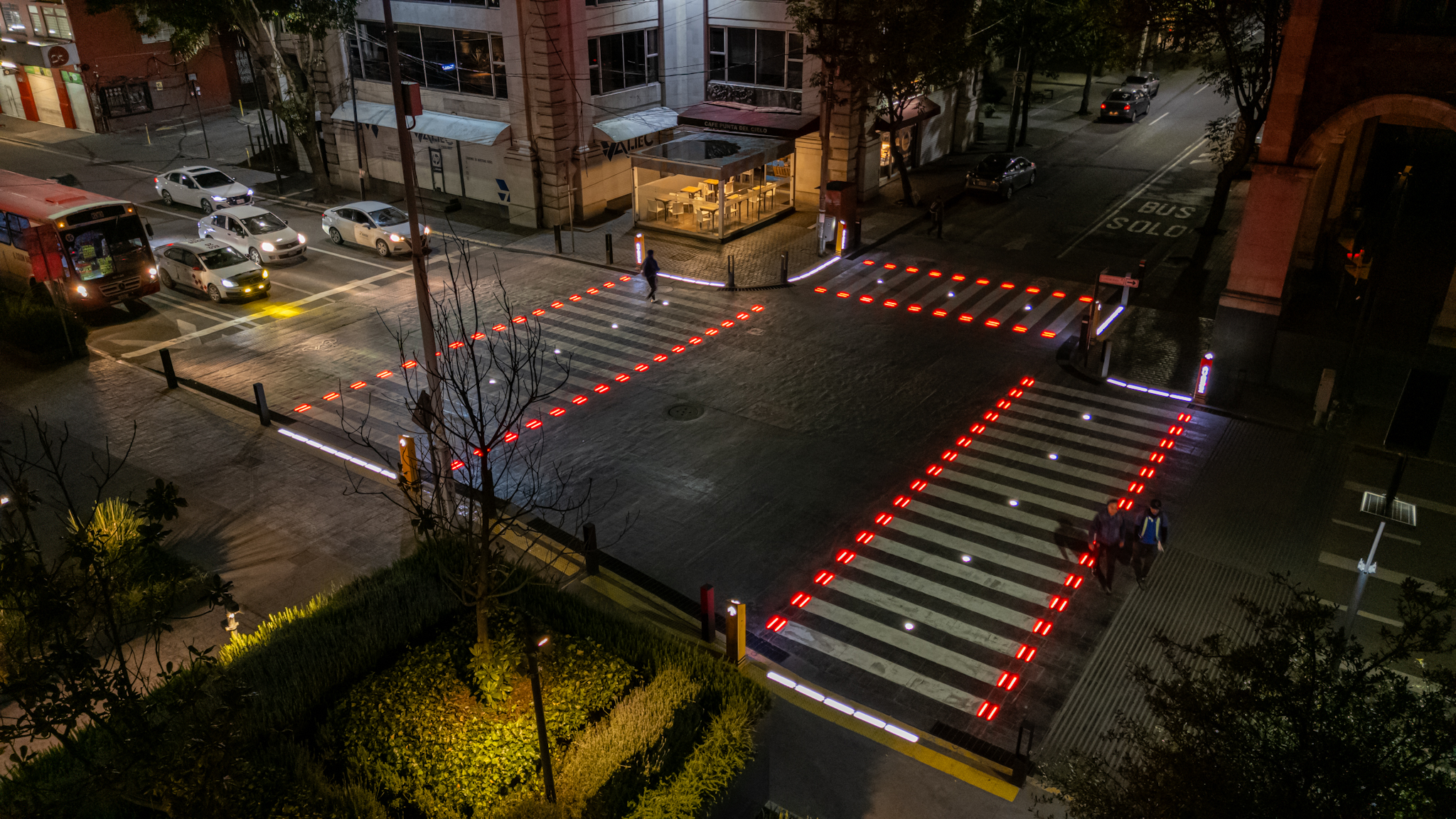 Inaugura Ricardo Moreno pasos peatonales inteligentes; instalan mil 500 luminarias en Centro Histórico