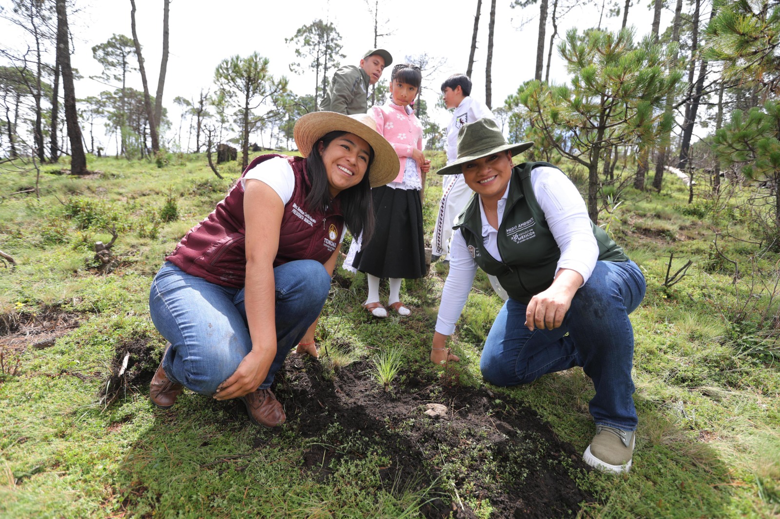 Siembran 700 árboles en zona afectada por incendios forestales en Temoaya
