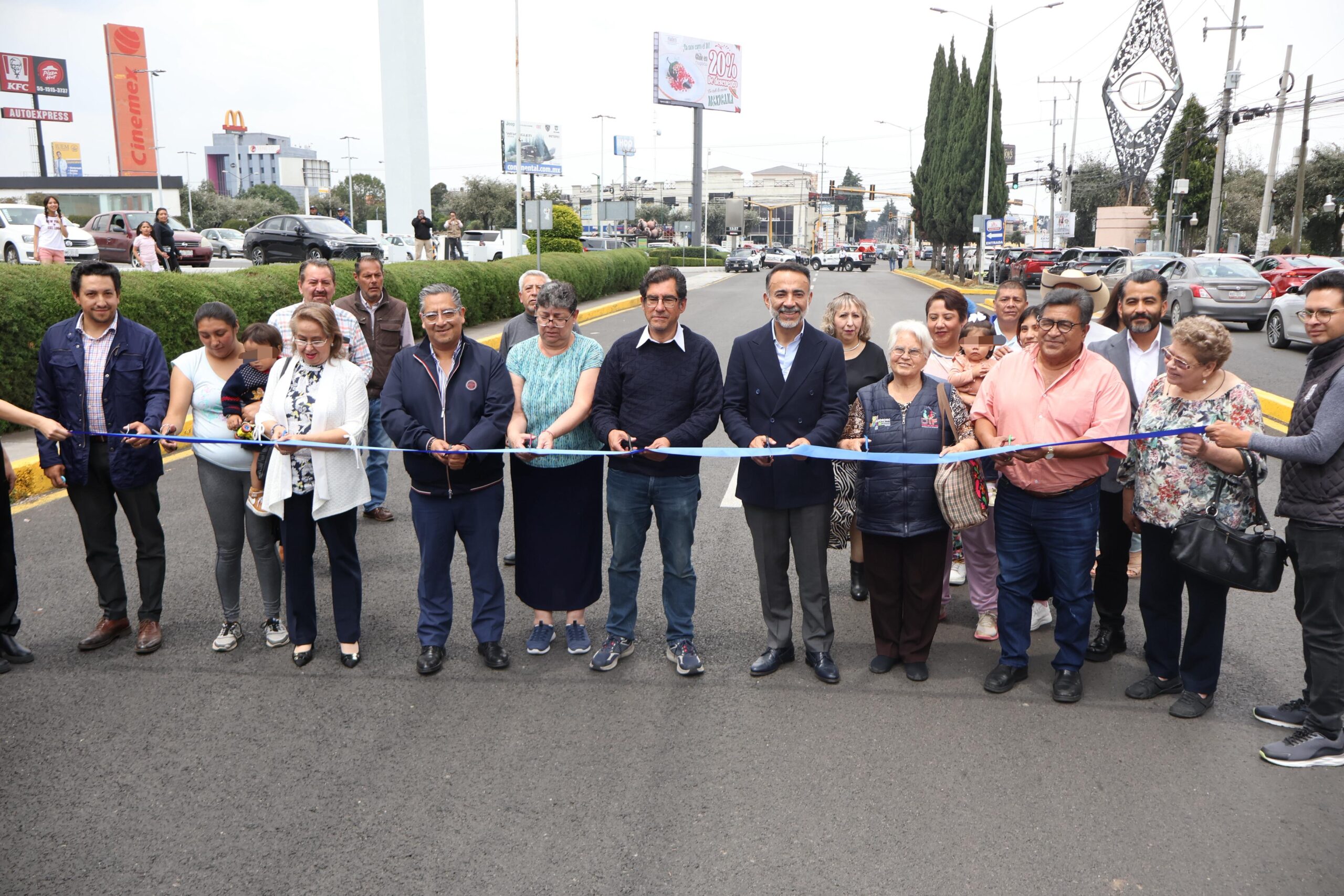 Entrega Fernando Flores reencarpetado de calle Guadalupe Victoria