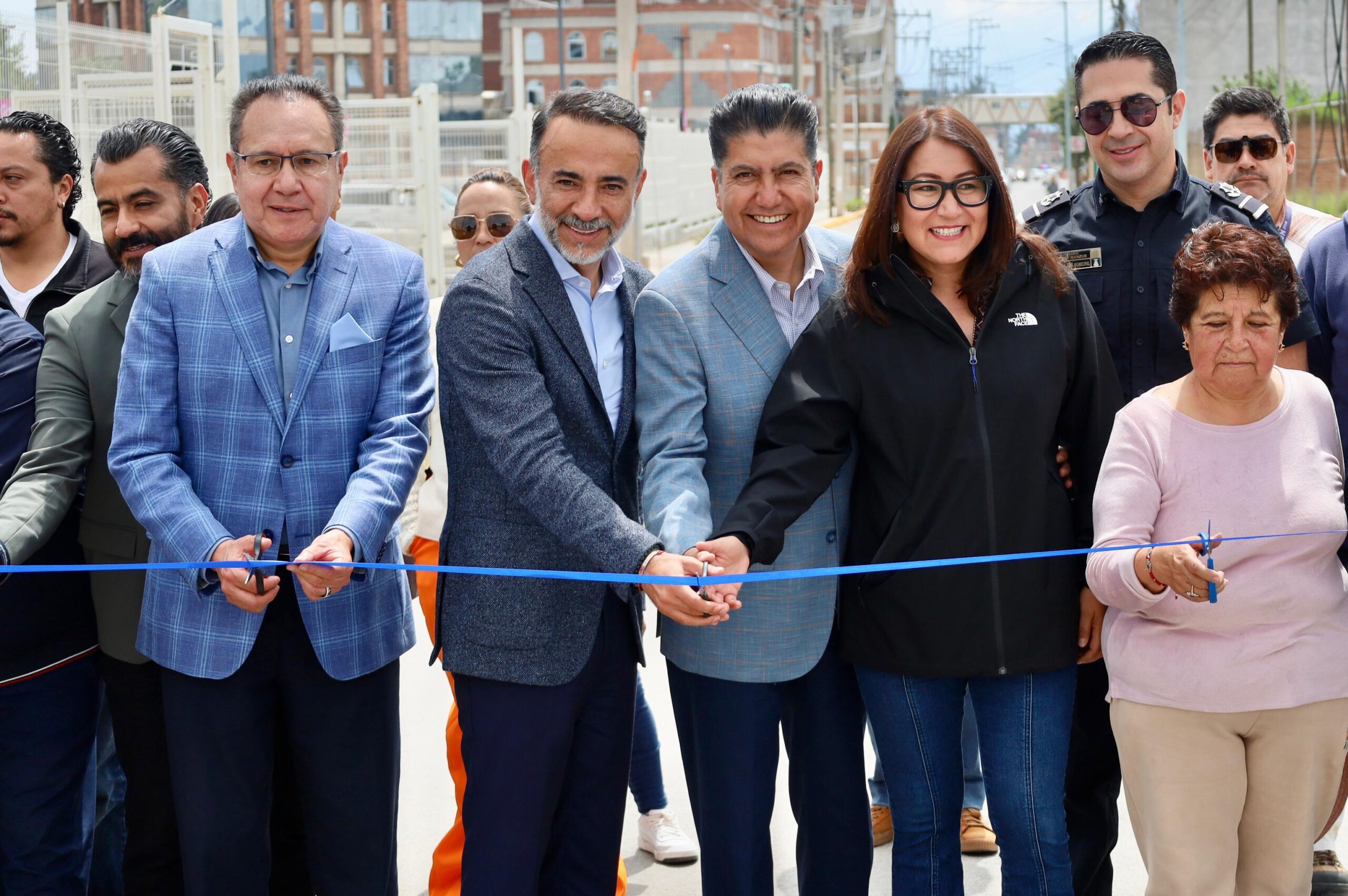 Inaugura Fernando Flores reencarpetado de la calle Pedro Ascencio en Metepec