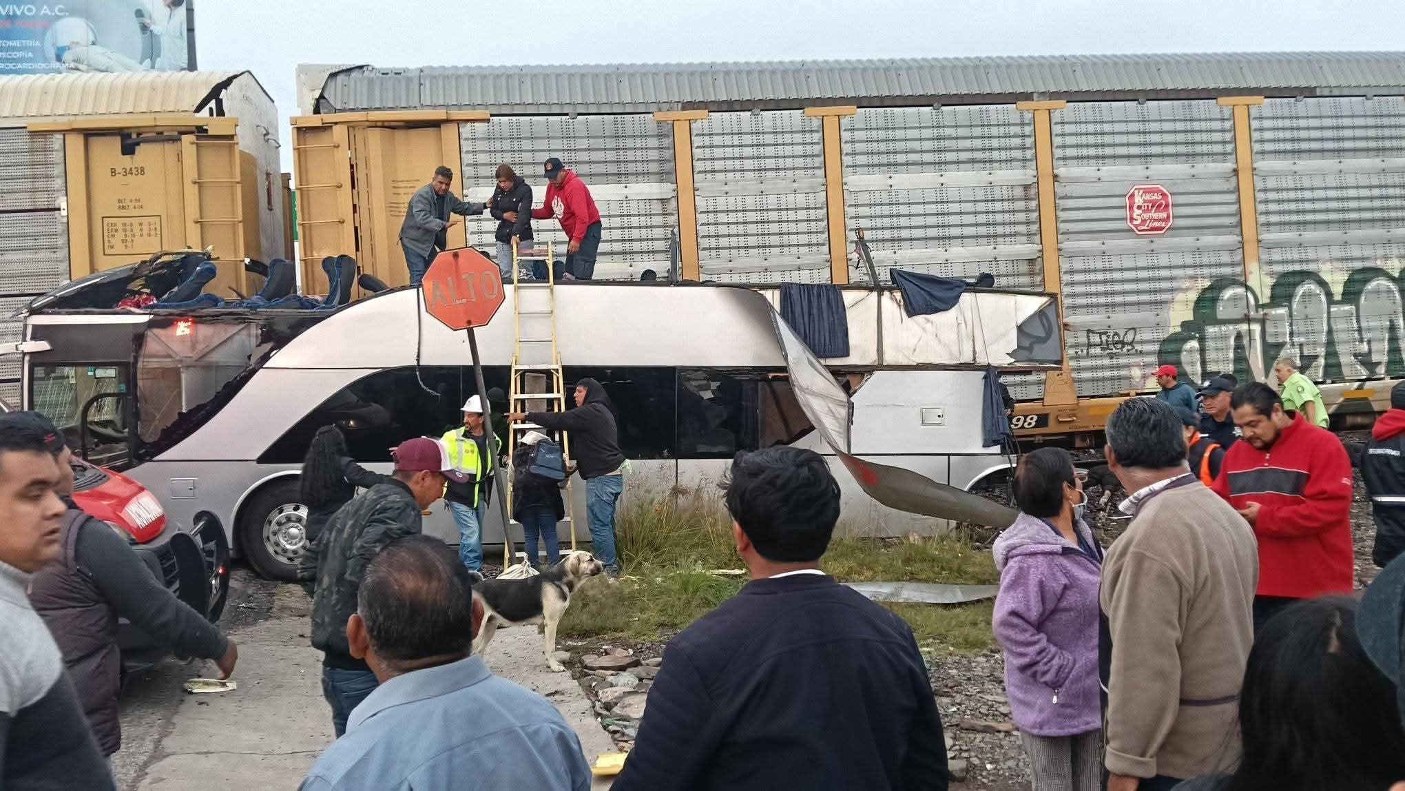 Autobús intentó ganarle el paso al tren en Atlacomulco; nueve muertos y más de 40 heridos