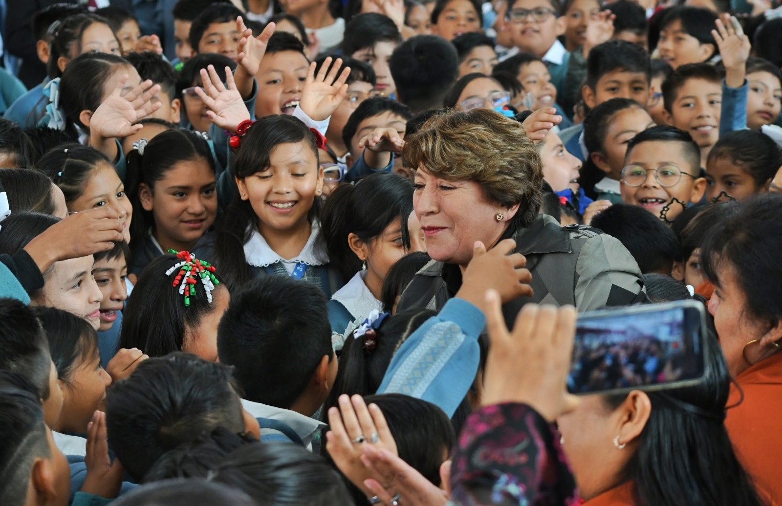 Entrega Delfina Gómez  útiles escolares y presenta protocolo «Mochila de Paz»