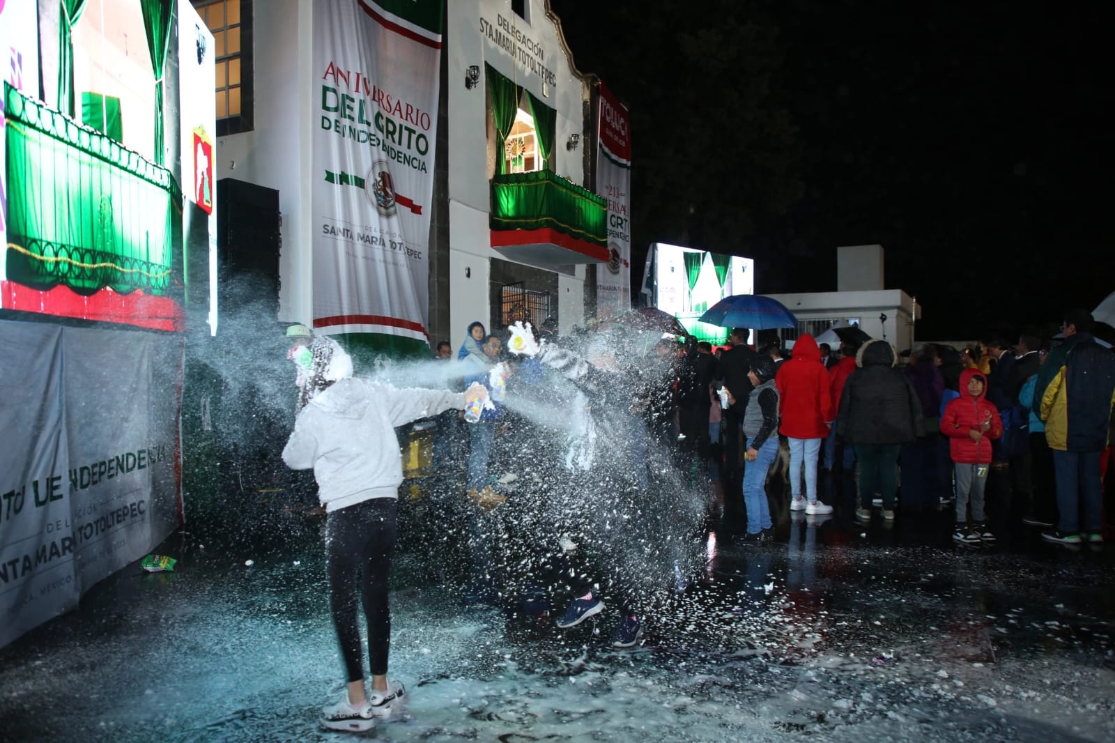 Prohíben venta y uso de espumas en Toluca; habrá arrestos y multas económicas