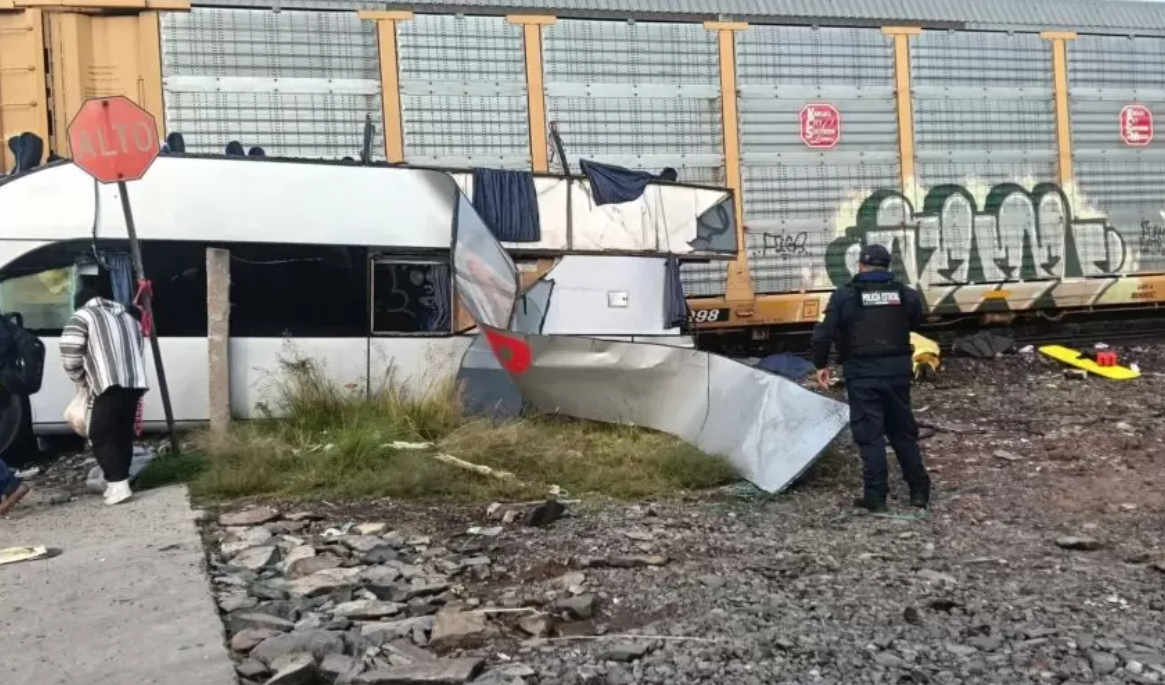 Suman 38 personas dadas de alta tras percance entre tren y autobús en Atlacomulco