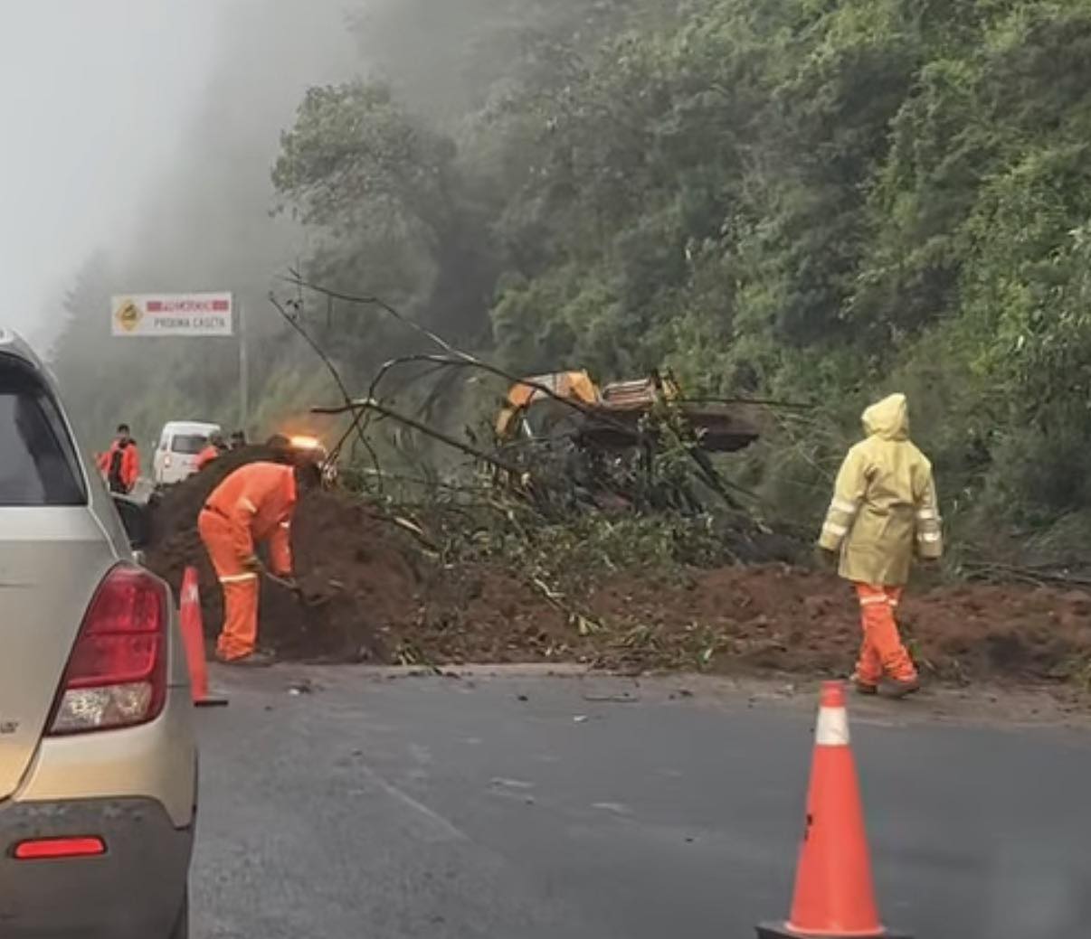 Deslaves en la autopista y carretera libre Mexico-Toluca, generan caos vehícular