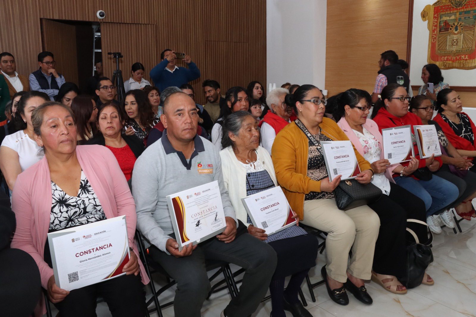 Entregan constancias de alfabetización para personas adultas de Zinacantepec