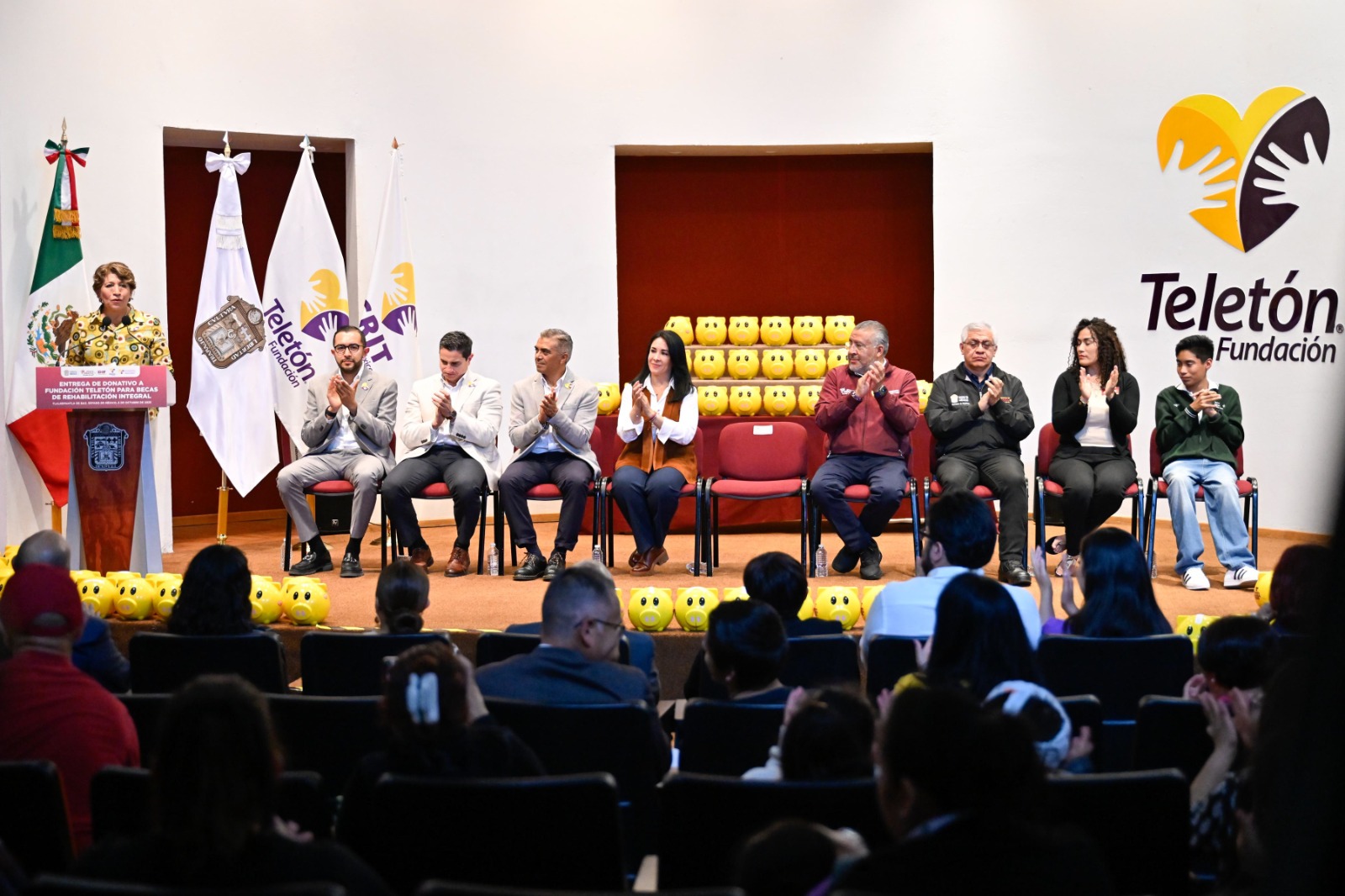 Entrega Delfina Gómez donativo de 25 mdp al Teletón para becas de rehabilitación