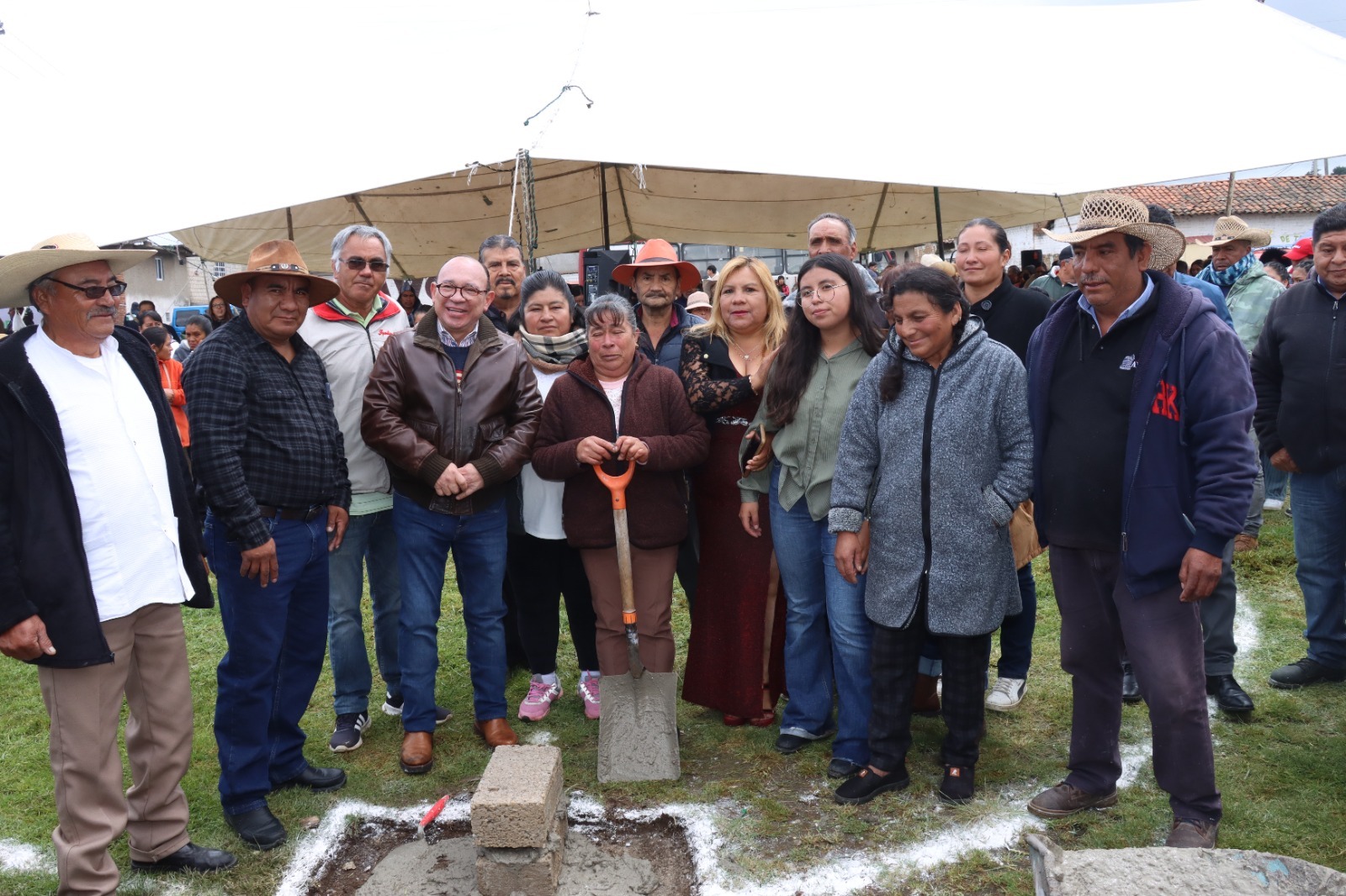 Supervisan arranque de obra de plaza cívica en San Bartolo El Llano, Zinacantepec