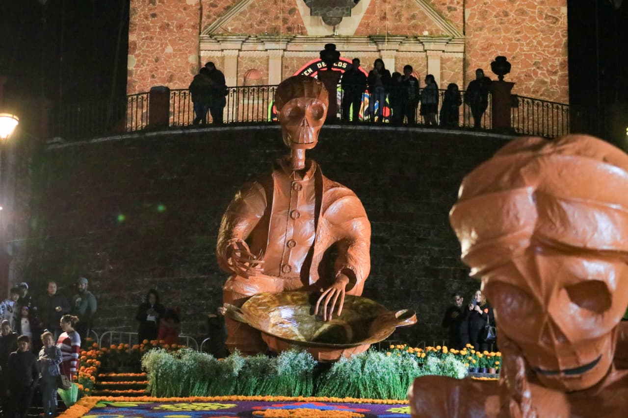 Inaugura Metepec ofrenda monumental en homenaje a artesanos del Pueblo Mágico