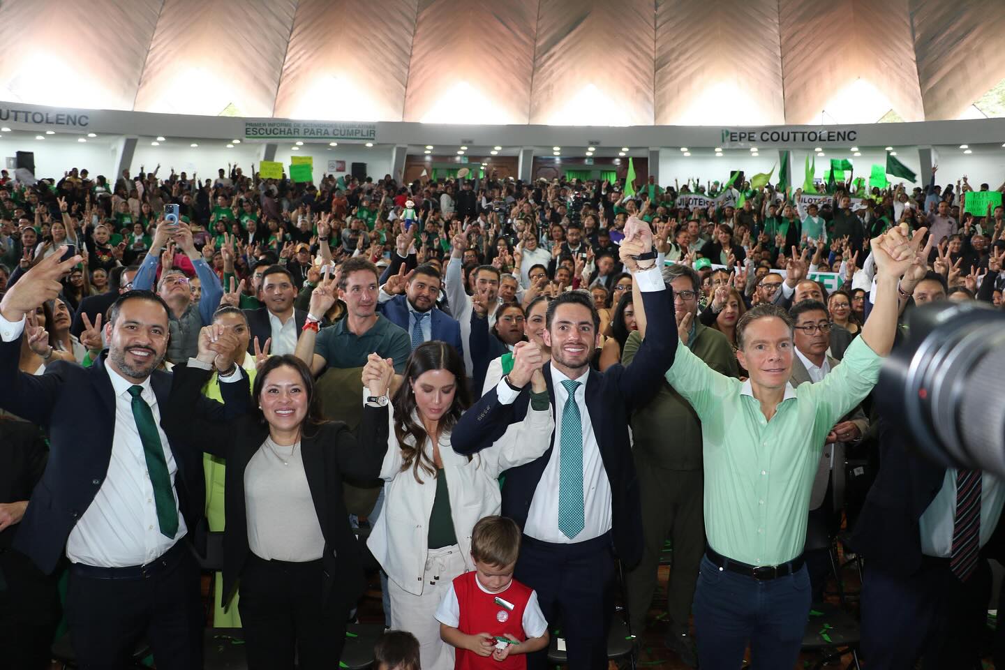 Una sucursal del PRI arropa a José Couttolenc en su primer informe legislativo