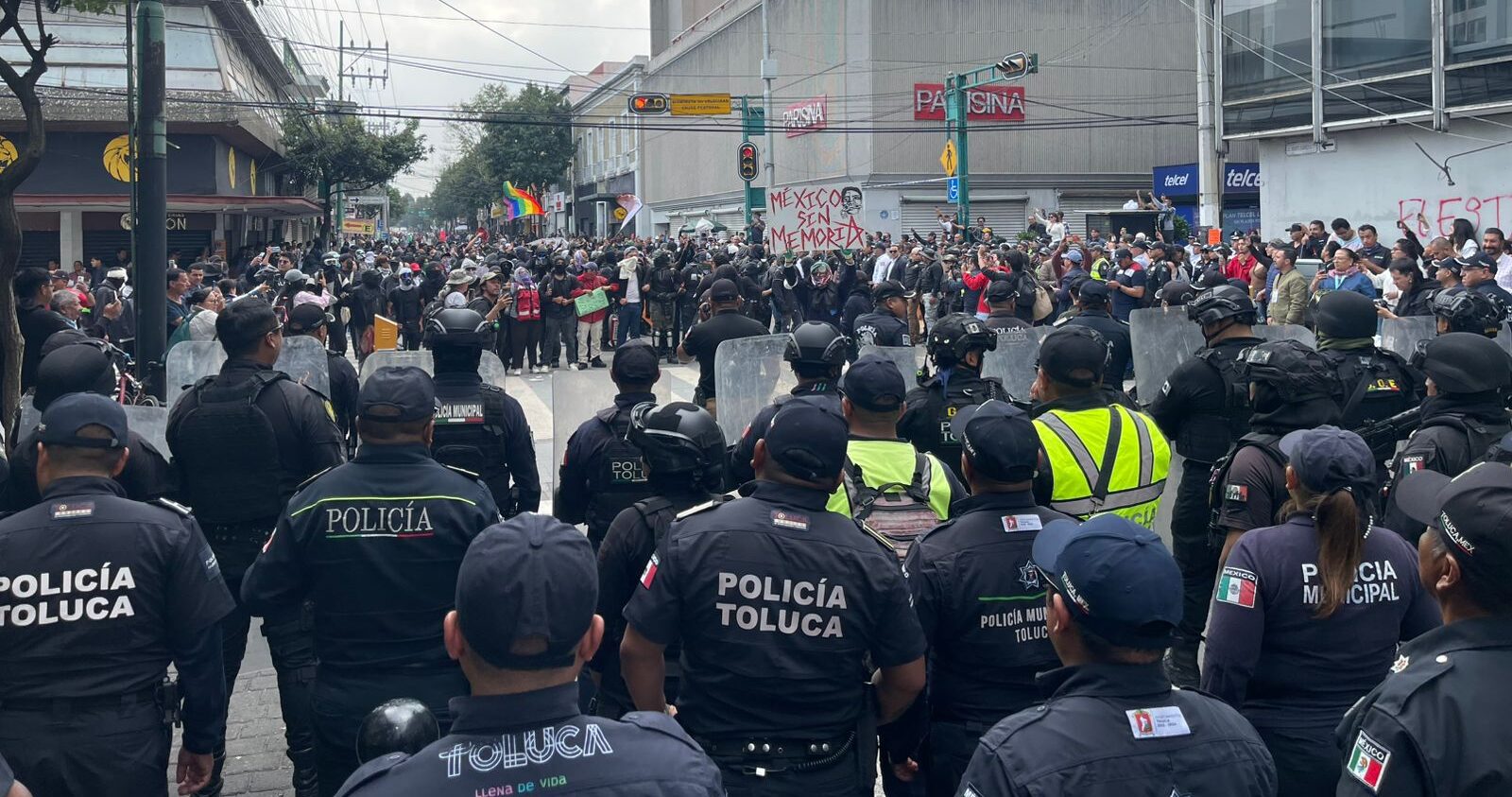 Reyerta entre estudiantes y policías municipales en marcha conmemorativa del 2 de octubre