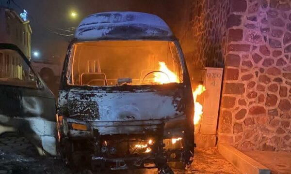 Incendian unidad de transporte público en región de las Pirámides en Edomex
